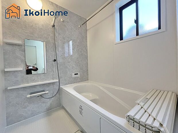 【風呂】◆同社施工例◆足を伸ばしてご入浴いただけるゆったりとした浴槽です。ベンチタイプで半身浴も可能です。