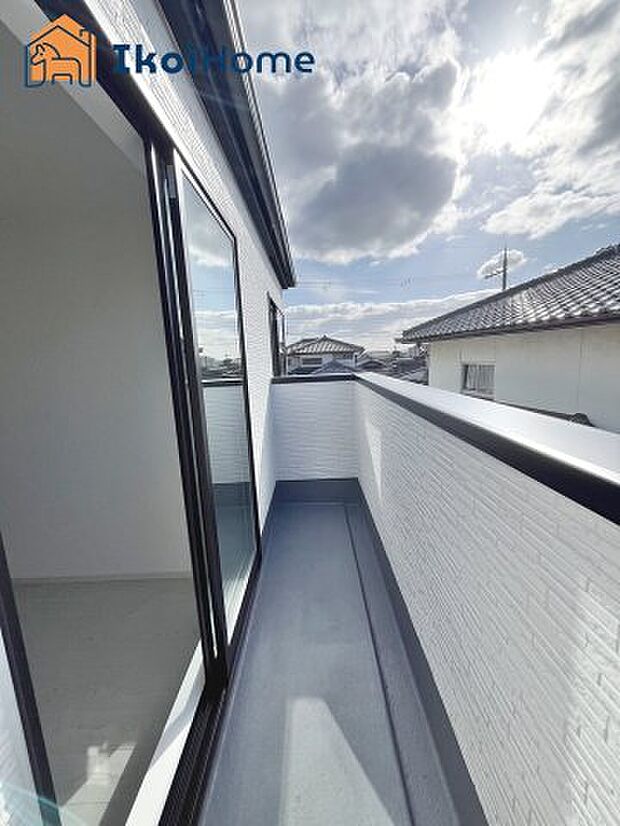 【バルコニー】屋根がないですがバルコニー屋根は約8万円から設置することも可能です。