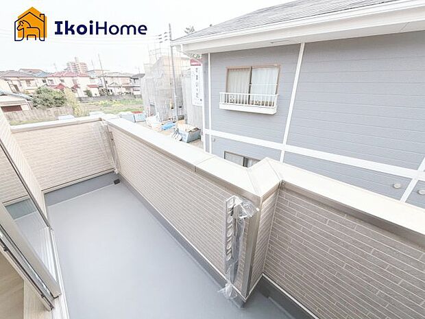 【バルコニー】屋根がないですがバルコニー屋根は約8万円から設置することも可能です。