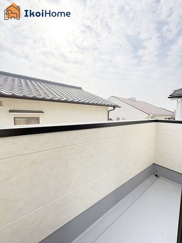【バルコニー】屋根がないですがバルコニー屋根は約8万円から設置することも可能です。