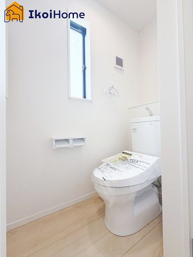 【トイレ】トイレには温水洗浄便座機能付きで、冬も便座が冷たくないので腰冷えを避けられます。