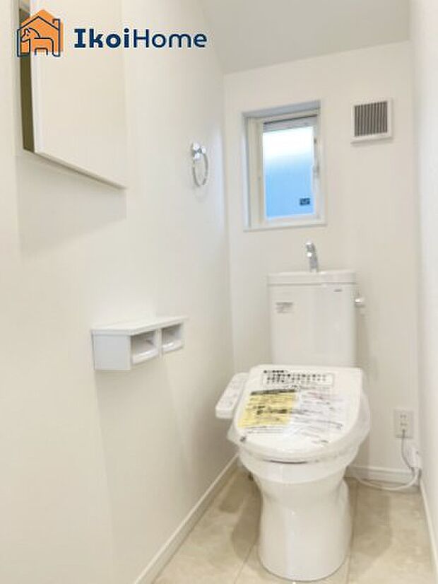 【トイレ】◆同社施工例◆トイレには温水洗浄便座機能付きで、冬も便座が冷たくないので腰冷えを避けられます。