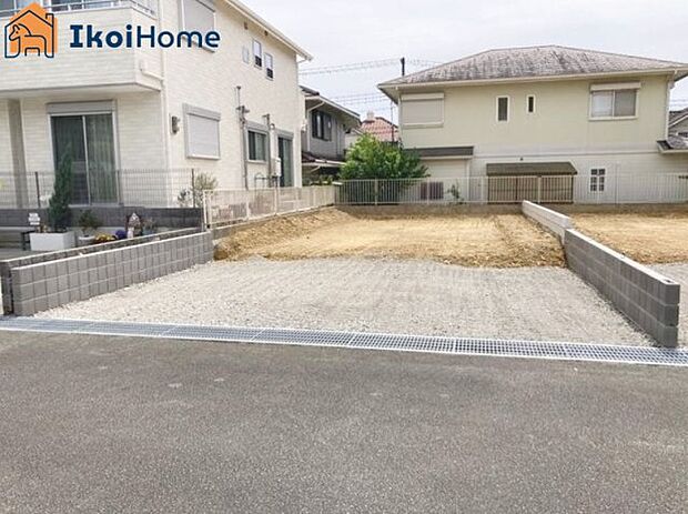 【外観】●年中無休：当日予約可●前面道路幅員約6.5ｍ、交通量少なめで安心の住環境♪高低差なく入出庫も楽々！