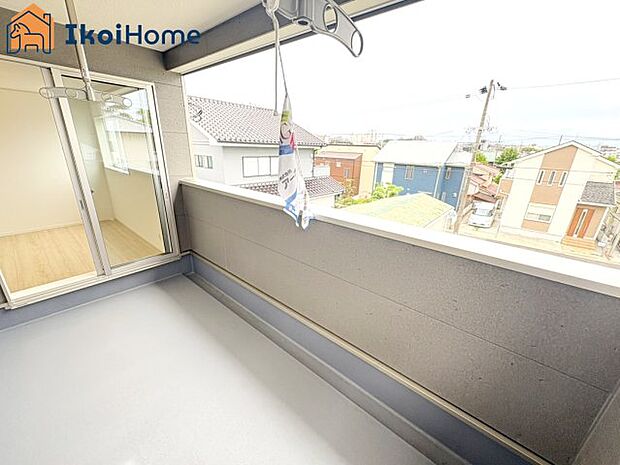 【バルコニー】陽当り良好バルコニー！急な雨でも安心の屋根付