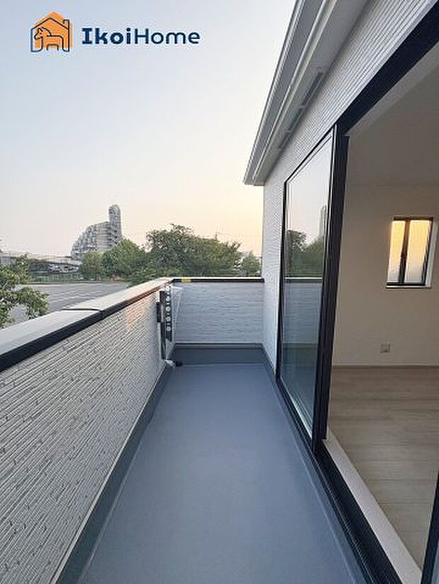 【バルコニー】屋根がないですがバルコニー屋根は約8万円から設置することも可能です。