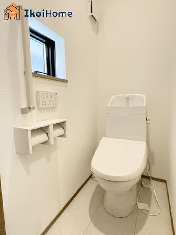 【トイレ】トイレには温水洗浄便座機能付きで、冬も便座が冷たくないので腰冷えを避けられます。