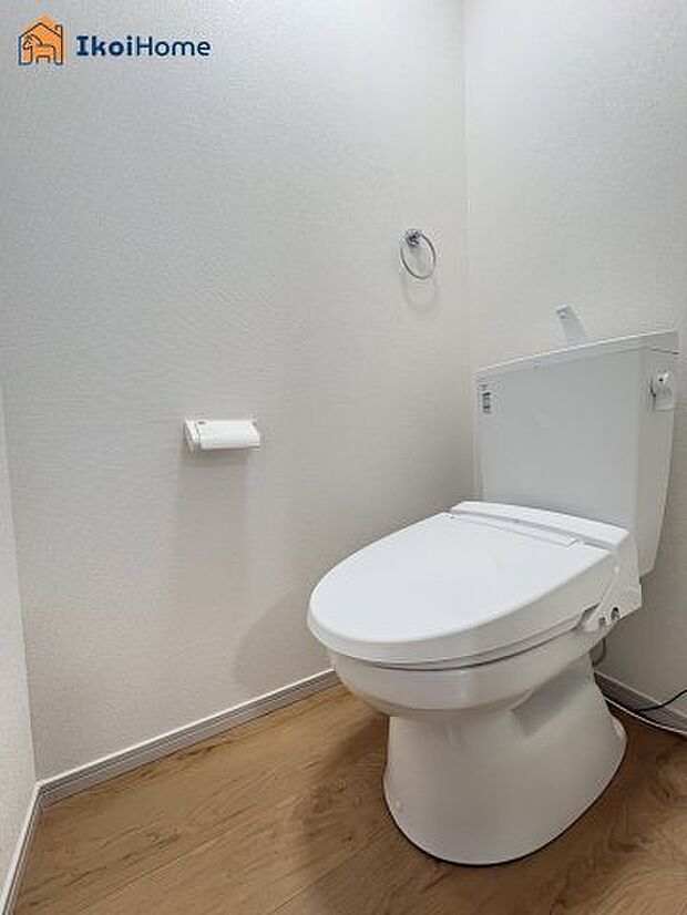 【トイレ】トイレには温水洗浄便座機能付きで、冬も便座が冷たくないので腰冷えを避けられます。