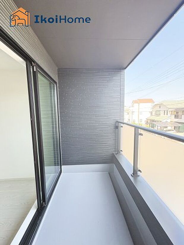 【バルコニー】屋根がついているので少しの雨なら濡れる心配もなく、外出時も急いで帰らなくても安心です。