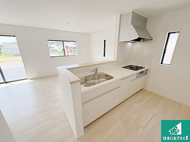 リビングと統一感があり、使い勝手のいいキッチン。広々としているので、二人並んで作業が出来ちゃいます。お子様と一緒に色々なお料理に挑戦できるスペースがあります。