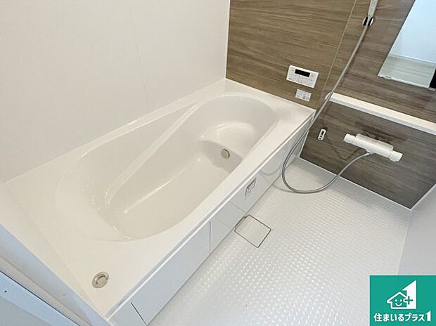 足をゆったり伸ばして寛げる浴槽です。窓が設けられていますので差し込む光が明るく穏やかな雰囲気にしてくれます♪浴室乾燥機も設置しているので、雨の日の洗濯物も安心です♪