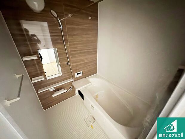 足をゆったり伸ばして寛げる浴槽です。窓が設けられていますので差し込む光が明るく穏やかな雰囲気にしてくれます♪浴室乾燥機も設置しているので、雨の日の洗濯物も安心です♪