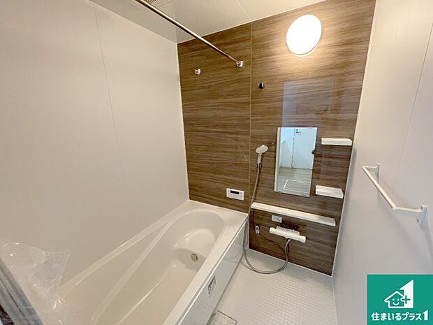 足をゆったり伸ばして寛げる浴槽です。浴室乾燥機も設置しているので、雨の日の洗濯物も安心です♪