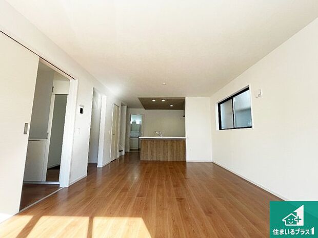 日当たり良好の明るいリビングで朝の目覚めもスッキリできそう！対面キッチンでご家族のコミュニケーションも自然と増える設計！小さなお子様が遊ぶスペースを作っても広々とくつろげるLDK！