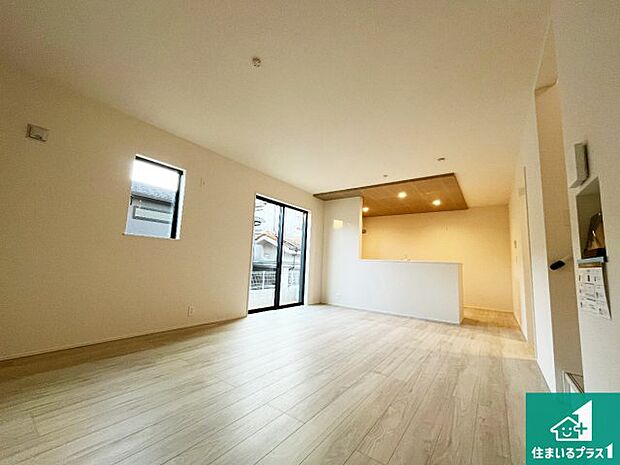 明るいリビングで朝の目覚めもスッキリできそう!対面キッチンでご家族のコミュニケーションも自然と増える設計!小さなお子様が遊ぶスペースを作っても広々とくつろげるLDK!