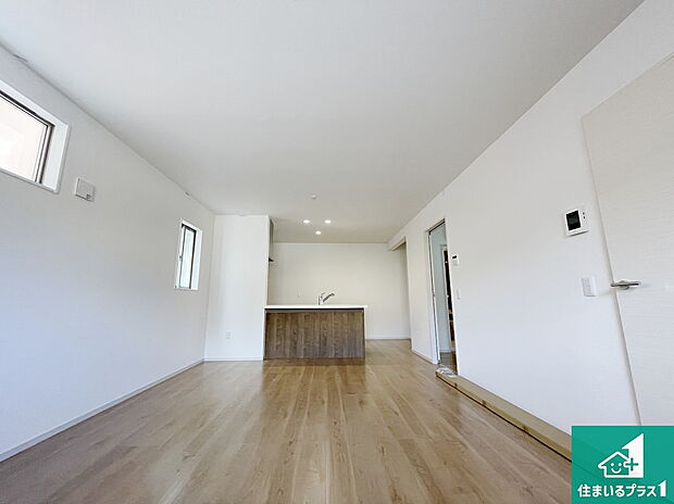 シンプルなリビングは、観葉植物等のインテリアを楽しめますね！パパ好みにも、ママ好みにも家具次第で雰囲気を変えることができます！