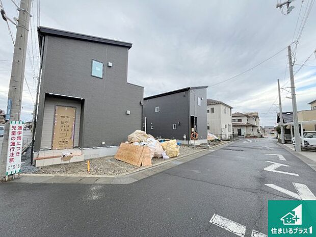 周辺は落ち着いた街並みの住宅地！子育てがしやすい住環境です！まだ未完成ですが、現地でしかわからない事もございます。是非一度ご覧ください。