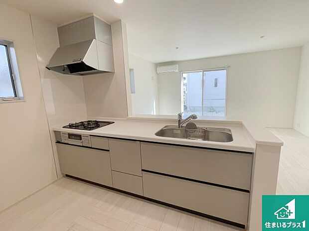 リビングと統一感があり、使い勝手のいいキッチン。広々としているので、二人並んで作業が出来ちゃいます。お子様と一緒に色々なお料理に挑戦できるスペースがあります。