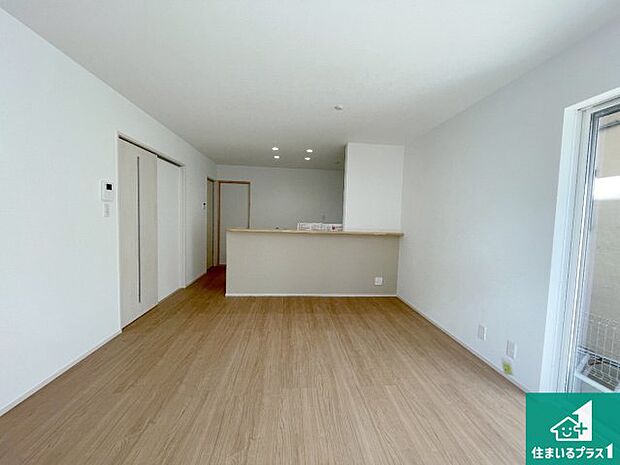 シンプルなリビングは、観葉植物等のインテリアを楽しめますね！パパ好みにも、ママ好みにも家具次第で雰囲気を変えることができます！