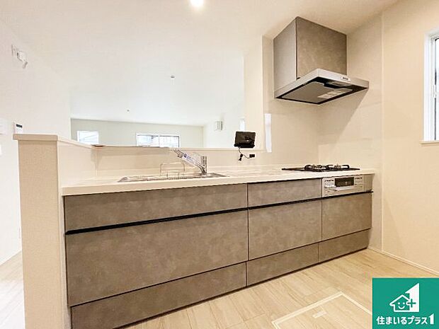 リビングと統一感があり、使い勝手のいいキッチン。広々としているので、二人並んで作業が出来ちゃいます。お子様と一緒に色々なお料理に挑戦できるスペースがあります。