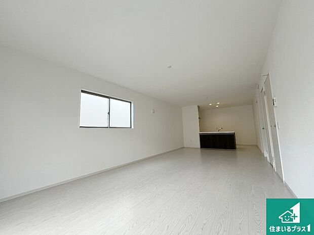 シンプルなリビングは、観葉植物等のインテリアを楽しめますね!パパ好みにも、ママ好みにも家具次第で雰囲気を変えることができます!