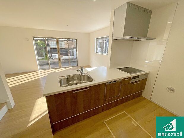 リビングと統一感があり、使い勝手のいいキッチン。広々としているので、二人並んで作業が出来ちゃいます。お子様と一緒に色々なお料理に挑戦できるスペースがあります。