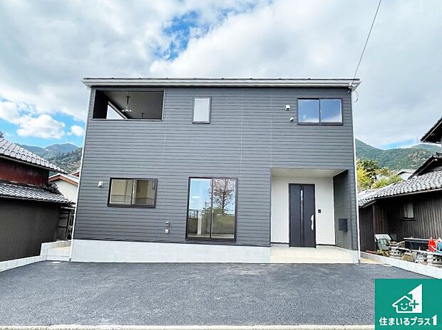 周辺は落ち着いた街並みの住宅地!子育てがしやすい住環境です!まだ未完成ですが、現地でしかわからない事もございます。是非一度ご覧ください。