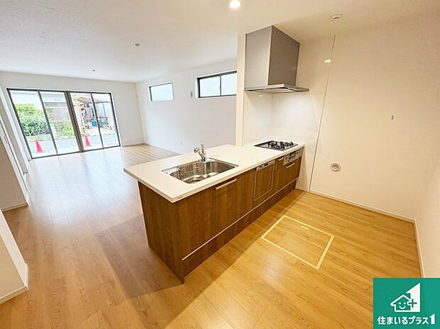 シンプルなリビングは、観葉植物等のインテリアを楽しめますね!パパ好みにも、ママ好みにも家具次第で雰囲気を変えることができます!