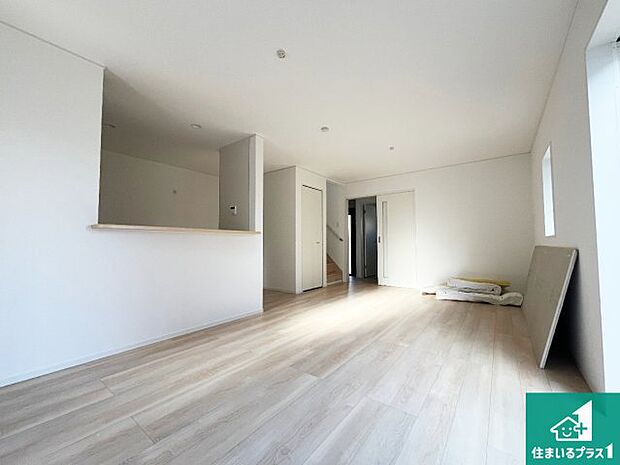 シンプルなリビングは、観葉植物等のインテリアを楽しめますね!パパ好みにも、ママ好みにも家具次第で雰囲気を変えることができます!