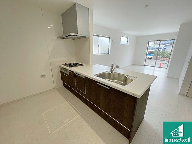 リビングと統一感があり、使い勝手のいいキッチン。広々としているので、二人並んで作業が出来ちゃいます。お子様と一緒に色々なお料理に挑戦できるスペースがあります。