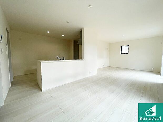 広く明るい、リビングは子育て中のお母さんも安心の対面キッチン。忙しいお母さんに嬉しい水回りが集約された家事導線が短く済む設計！