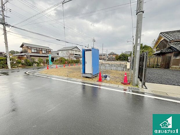 周辺は落ち着いた街並みの住宅地！子育てがしやすい住環境です！まだ未完成ですが、現地でしかわからない事もございます。是非一度ご覧ください。