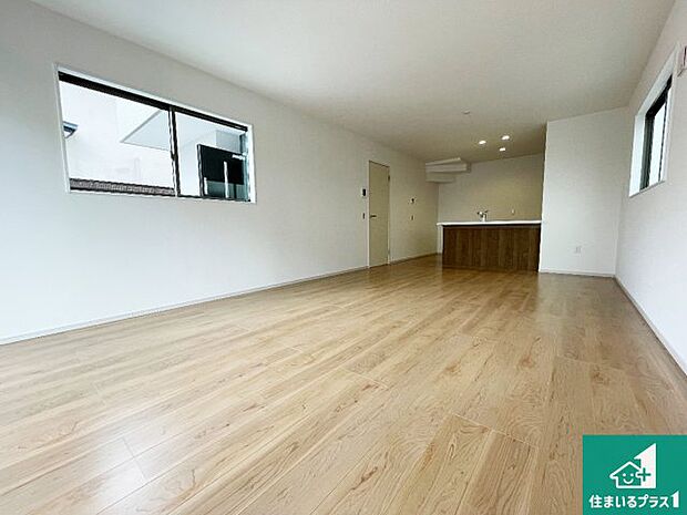 日当たり良好の明るいリビングで朝の目覚めもスッキリできそう！対面キッチンでご家族のコミュニケーションも自然と増える設計！小さなお子様が遊ぶスペースを作っても広々とくつろげるLDK！