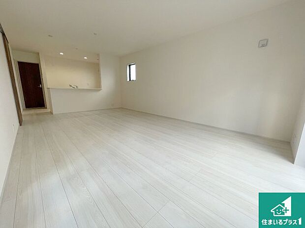 日当たり良好の明るいリビングで朝の目覚めもスッキリできそう!対面キッチンでご家族のコミュニケーションも自然と増える設計!小さなお子様が遊ぶスペースを作っても広々とくつろげるLDK!