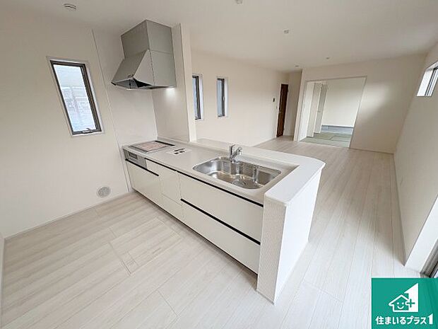 リビングと統一感があり、使い勝手のいいキッチン。広々としているので、二人並んで作業が出来ちゃいます。お子様と一緒に色々なお料理に挑戦できるスペースがあります。