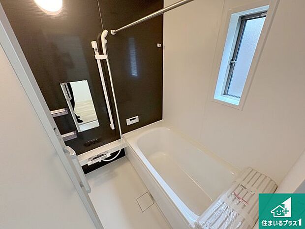 足をゆったり伸ばして寛げる浴槽です。窓が設けられていますので差し込む光が明るく穏やかな雰囲気にしてくれます♪浴室乾燥機も設置しているので、雨の日の洗濯物も安心です♪