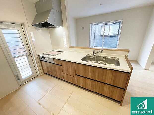 リビングと統一感があり、使い勝手のいいキッチン。広々としているので、二人並んで作業が出来ちゃいます。お子様と一緒に色々なお料理に挑戦できるスペースがあります。 