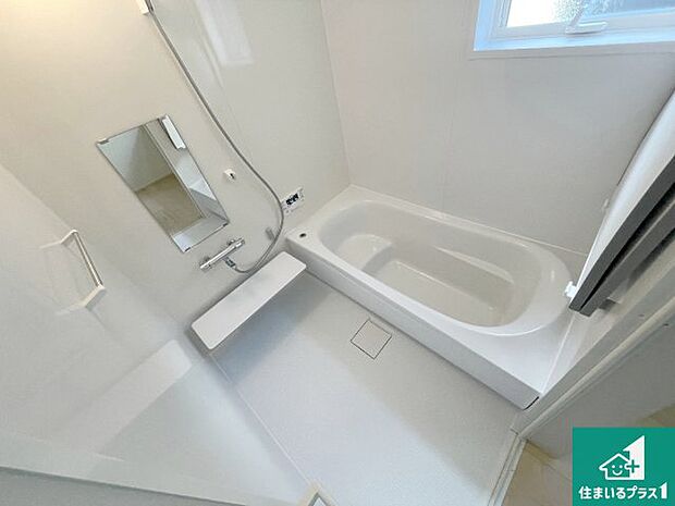 足をゆったり伸ばして寛げる浴槽です。窓が設けられていますので差し込む光が明るく穏やかな雰囲気にしてくれます♪浴室乾燥機も設置しているので、雨の日の洗濯物も安心です♪