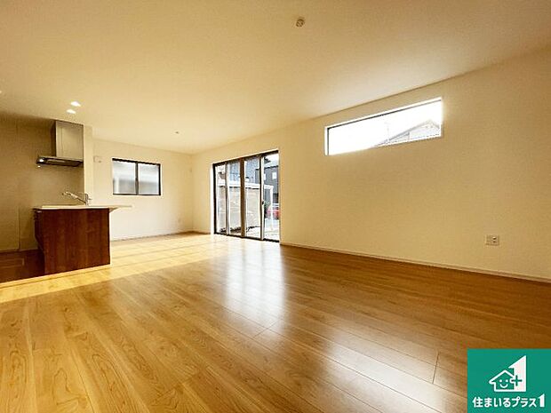 日当たり良好の明るいリビングで朝の目覚めもスッキリできそう！対面キッチンでご家族のコミュニケーションも自然と増える設計！小さなお子様が遊ぶスペースを作っても広々とくつろげるLDK！