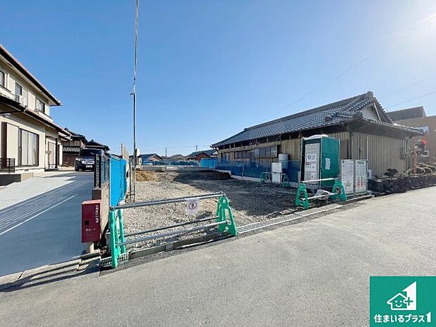 周辺は落ち着いた街並みの住宅地!子育てがしやすい住環境です!まだ未完成ですが、現地でしかわからない事もございます。是非一度ご覧ください。