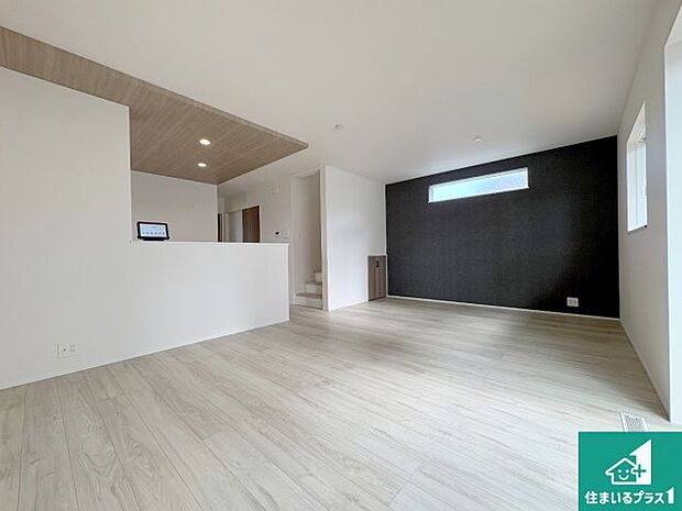 シンプルなリビングは、観葉植物等のインテリアを楽しめますね！パパ好みにも、ママ好みにも家具次第で雰囲気を変えることができます！