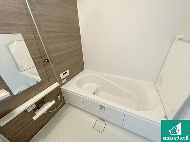 足をゆったり伸ばして寛げる浴槽です。窓が設けられていますので差し込む光が明るく穏やかな雰囲気にしてくれます♪浴室乾燥機も設置しているので、雨の日の洗濯物も安心です♪