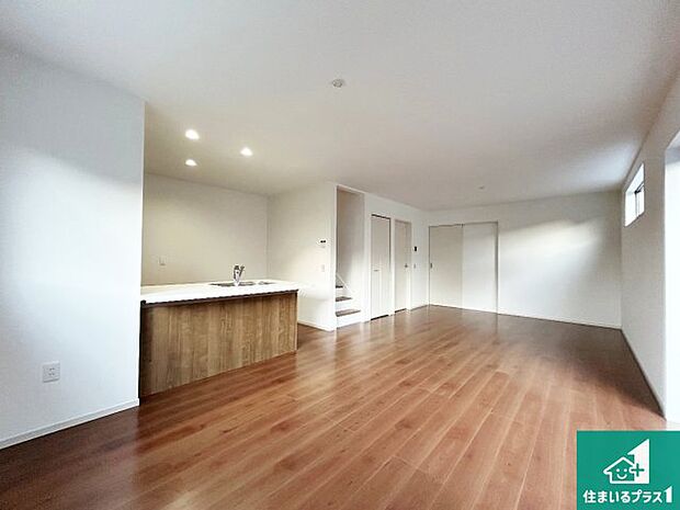 周辺は落ち着いた街並みの住宅地！子育てがしやすい住環境です！まだ未完成ですが、現地でしかわからない事もございます。是非一度ご覧ください。