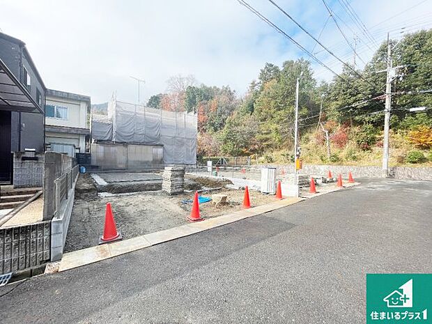 周辺は落ち着いた街並みの住宅地！子育てがしやすい住環境です！まだ未完成ですが、現地でしかわからない事もございます。是非一度ご覧ください。
