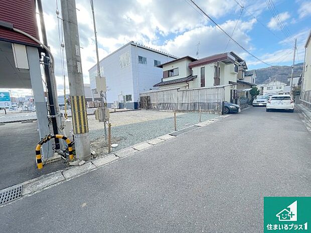 周辺は落ち着いた街並みの住宅地！子育てがしやすい住環境です！まだ未完成ですが、現地でしかわからない事もございます。是非一度ご覧ください。
