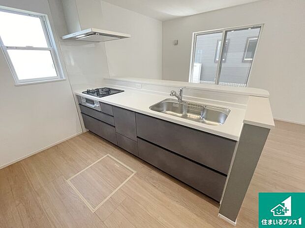 リビングと統一感があり、使い勝手のいいキッチン。広々としているので、二人並んで作業が出来ちゃいます。お子様と一緒に色々なお料理に挑戦できるスペースがあります。 