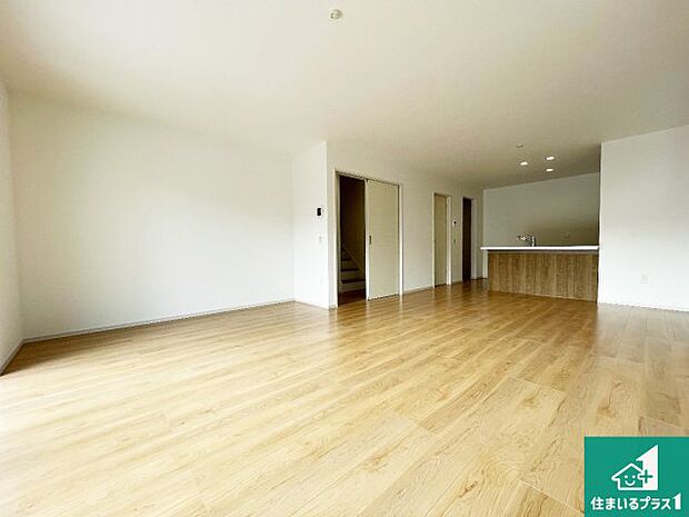 シンプルなリビングは、観葉植物等のインテリアを楽しめますね！パパ好みにも、ママ好みにも家具次第で雰囲気を変えることができます！