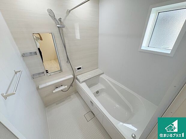 足をゆったり伸ばして寛げる浴槽です。窓が設けられていますので差し込む光が明るく穏やかな雰囲気にしてくれます♪浴室乾燥機も設置しているので、雨の日の洗濯物も安心です♪