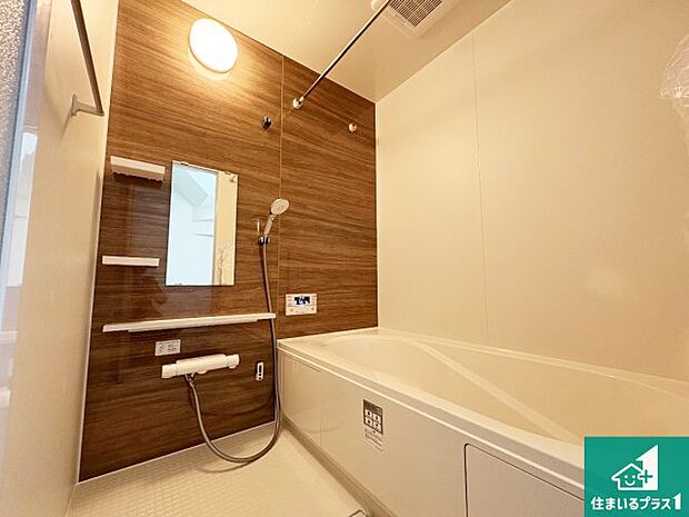 足をゆったり伸ばして寛げる浴槽です。窓が設けられていますので差し込む光が明るく穏やかな雰囲気にしてくれます♪浴室乾燥機も設置しているので、雨の日の洗濯物も安心です♪