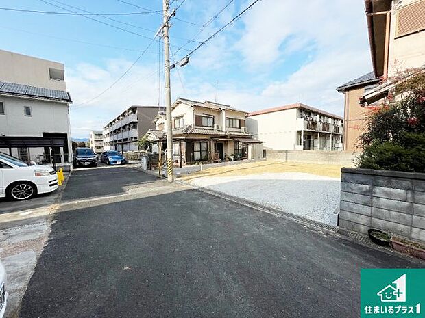 周辺は閑静な住宅街です。前面道路もしっかりと有りますので車の出し入れも安心ですよ！