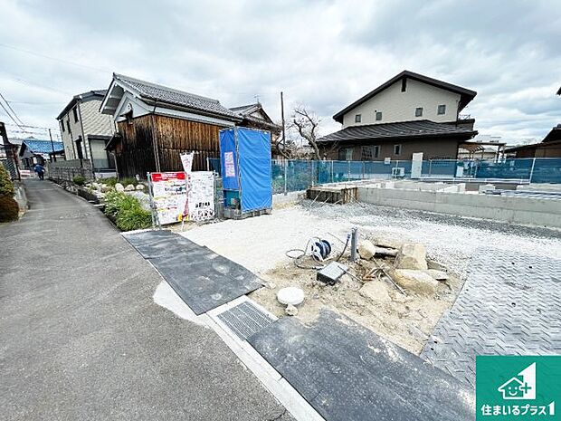 周辺は落ち着いた街並みの住宅地！子育てがしやすい住環境です！まだ未完成ですが、現地でしかわからない事もございます。是非一度ご覧ください。